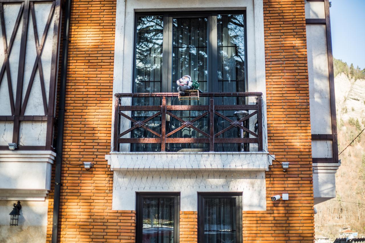 ホテル Milano Palace ボルジョミ エクステリア 写真